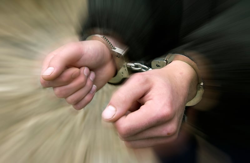 Hombre fue detenido por agredir con una pala metálica a policías en Quito: “chapas... lárguense de aquí”