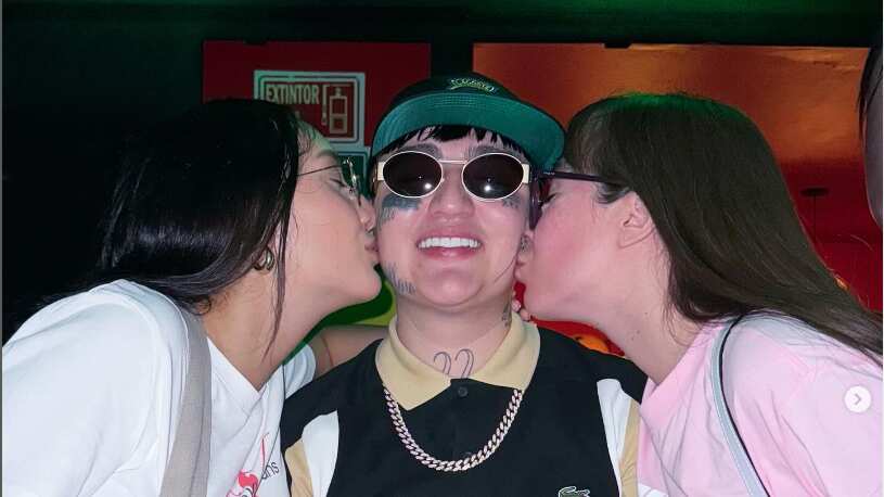 ¿Está de moda el poliamor? Un reguetonero mexicano muestra cómo vive con su esposa y novia en la misma casa