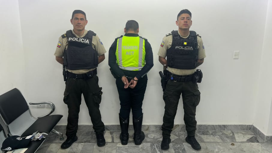Detienen a hombre que fingía ser agente de tránsito en el norte de Quito; fue destituido de la AMT