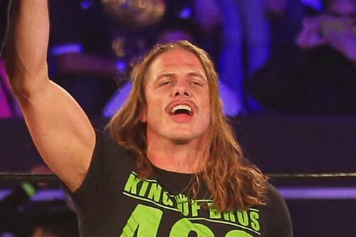 Estrella de la lucha libre golpeó a entrevistador en vivo