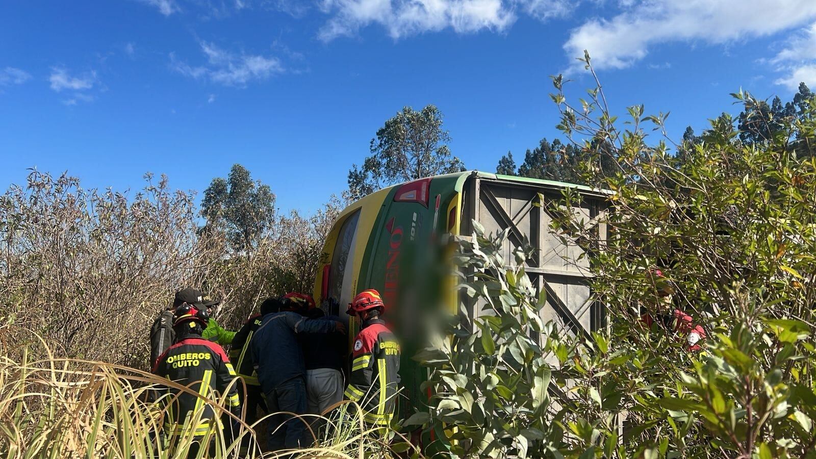 Aumenta a 9 el número de fallecidos en accidente de bus en la vía Pifo- Papallacta