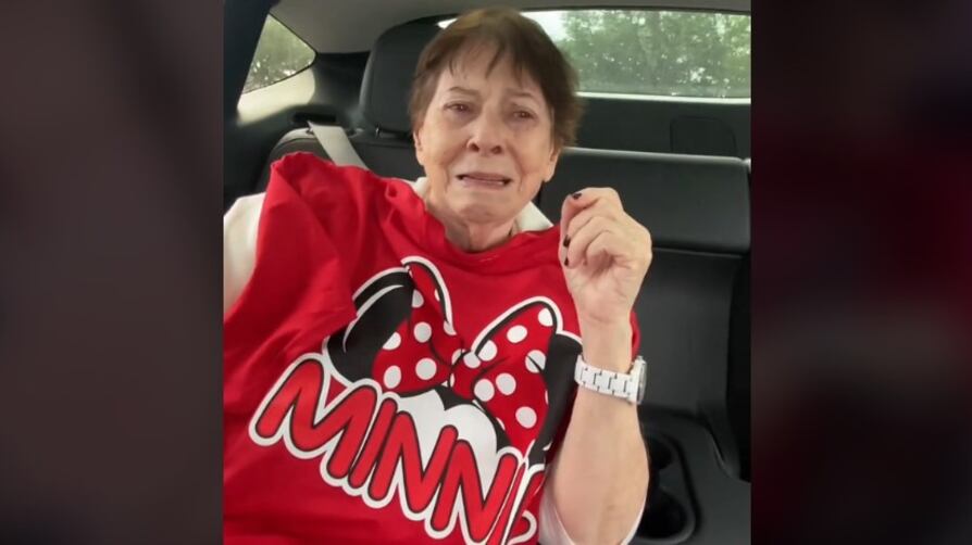 La abuela no aguantó las lágrimas al ver que estaba llegando a Disney