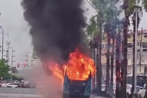 Bus se incendió en Guayaquil y se genera caos en la Av. Francisco de Orellana