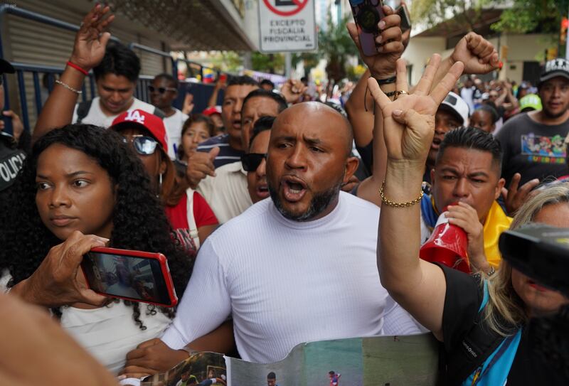 En los exteriores de la Fiscalía del Guayas, se concentraron activistas políticos, actores, personal de derechos humanos y familiares de los menores desaparecidos desde el 08 de diciembre. Ellos piden se esclarescan los hechos de la desaparición supuestamente en manos de personal militar
Fotos: César Muñoz/API