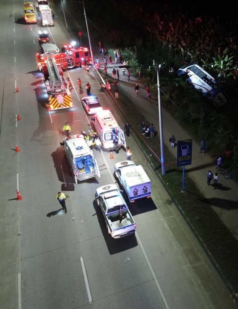 Cuatro fallecidos y 22  heridos en volcamiento de bus en la vía Machala - Santa Rosa