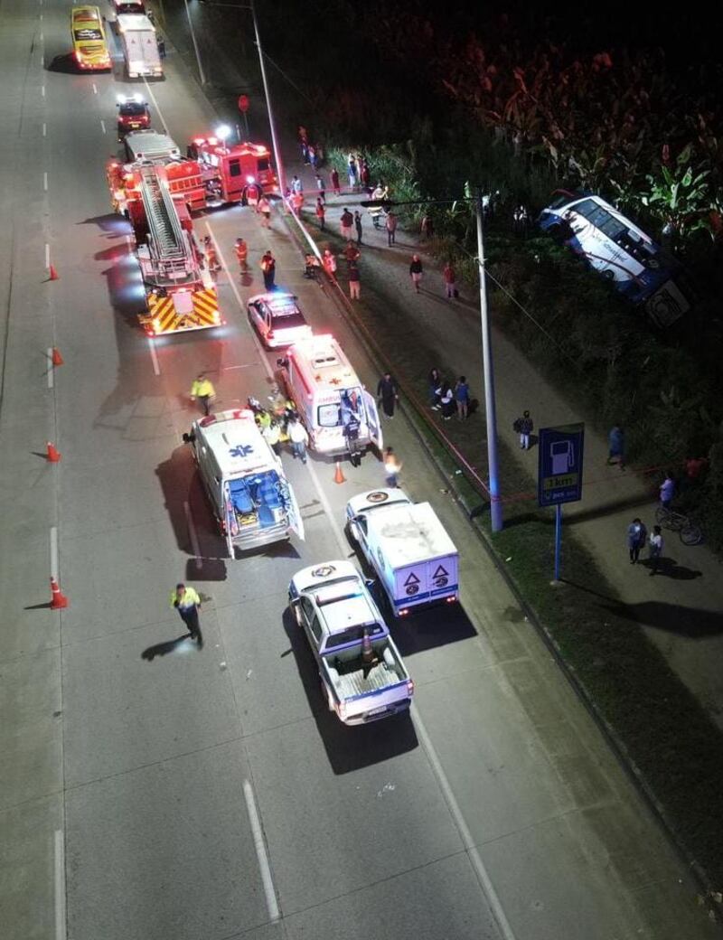 Cuatro fallecidos y 22 heridos en volcamiento de bus en la vía Machala - Santa Rosa