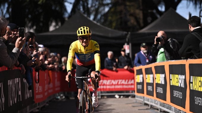 Richard Carapaz durante la carrera Milano - Torino, su primera carrera europea con su equipo EF