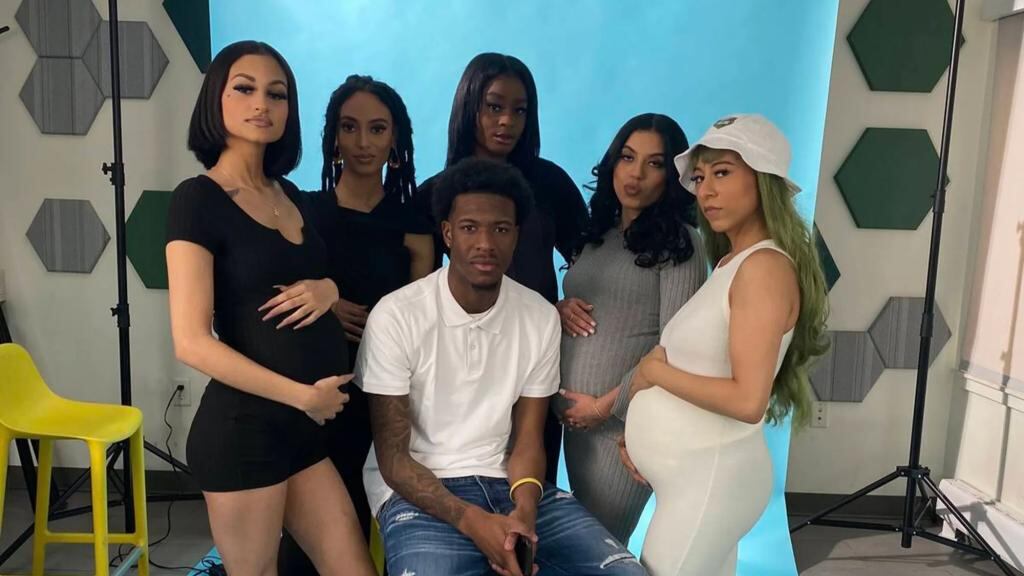 Cinco mujeres quedaron embarazadas al mismo tiempo de un músico