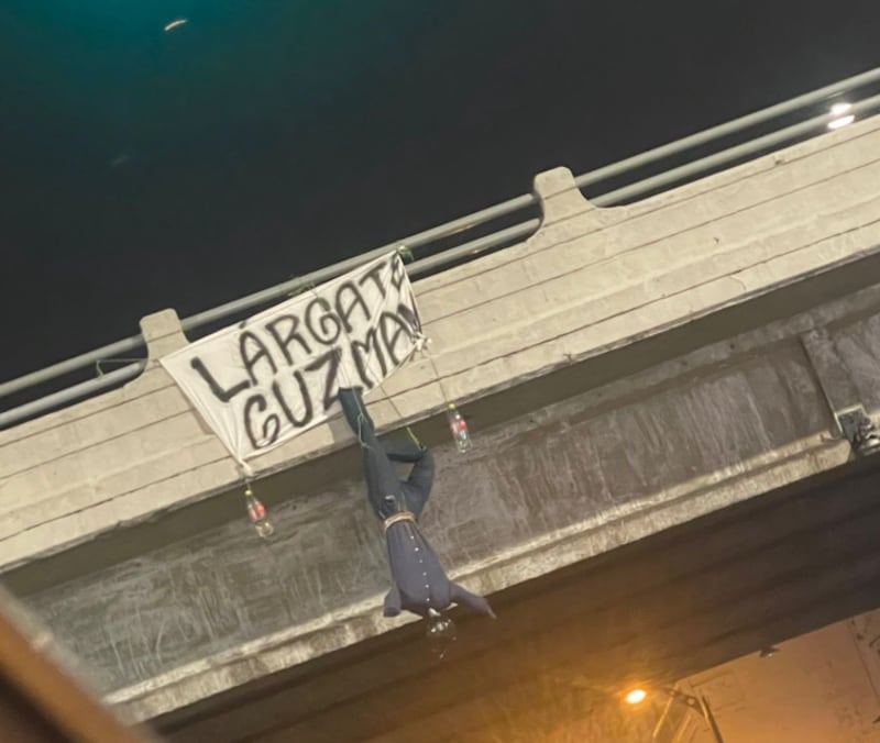 Pancarta y un monigote colgados de un puente próximo al estadio George Capwell con un mensaje: “Lárgate, Guzmán”.