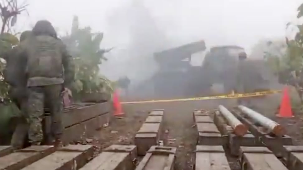 Militares del Ecuador destruyen campamentos y bocaminas durante la Operación “Tormenta de Fuego” en Pucará, Azuay, contra la minería ilegal.