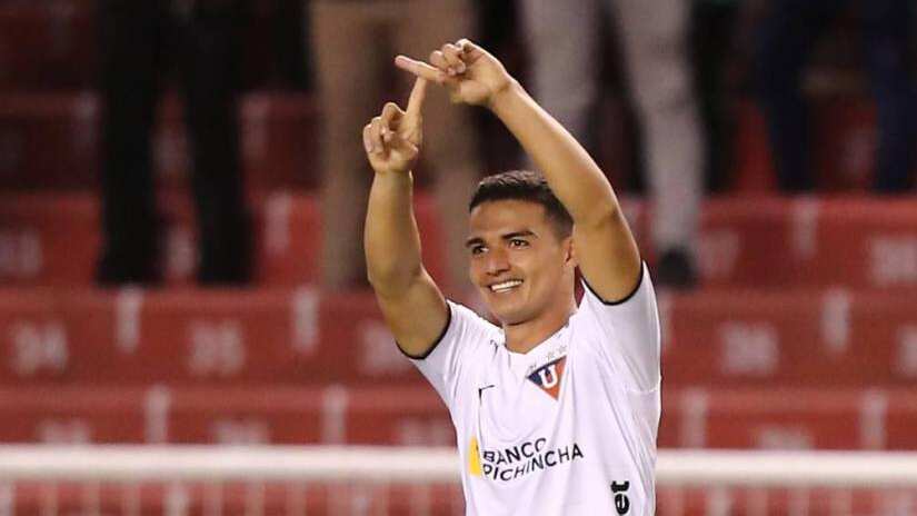 Alexander Alvarado festeja un gol con LDU