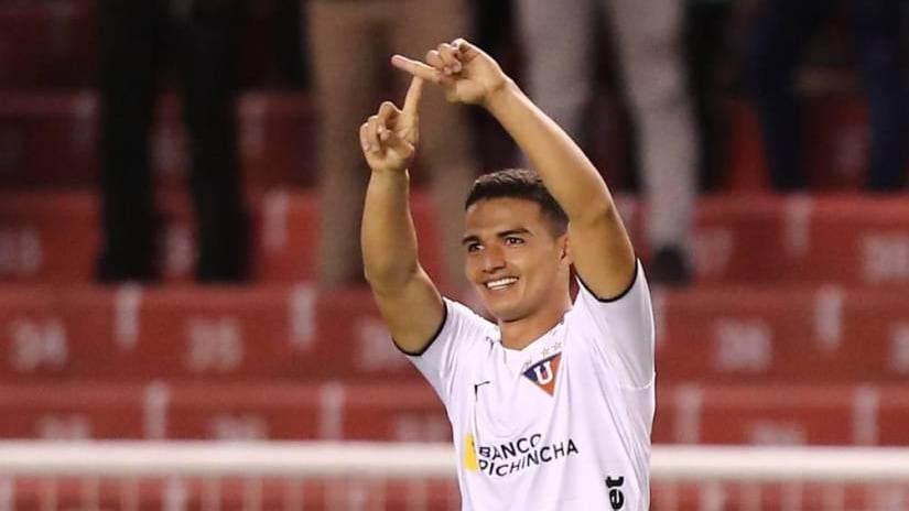 Alexander Alvarado festeja un gol con LDU