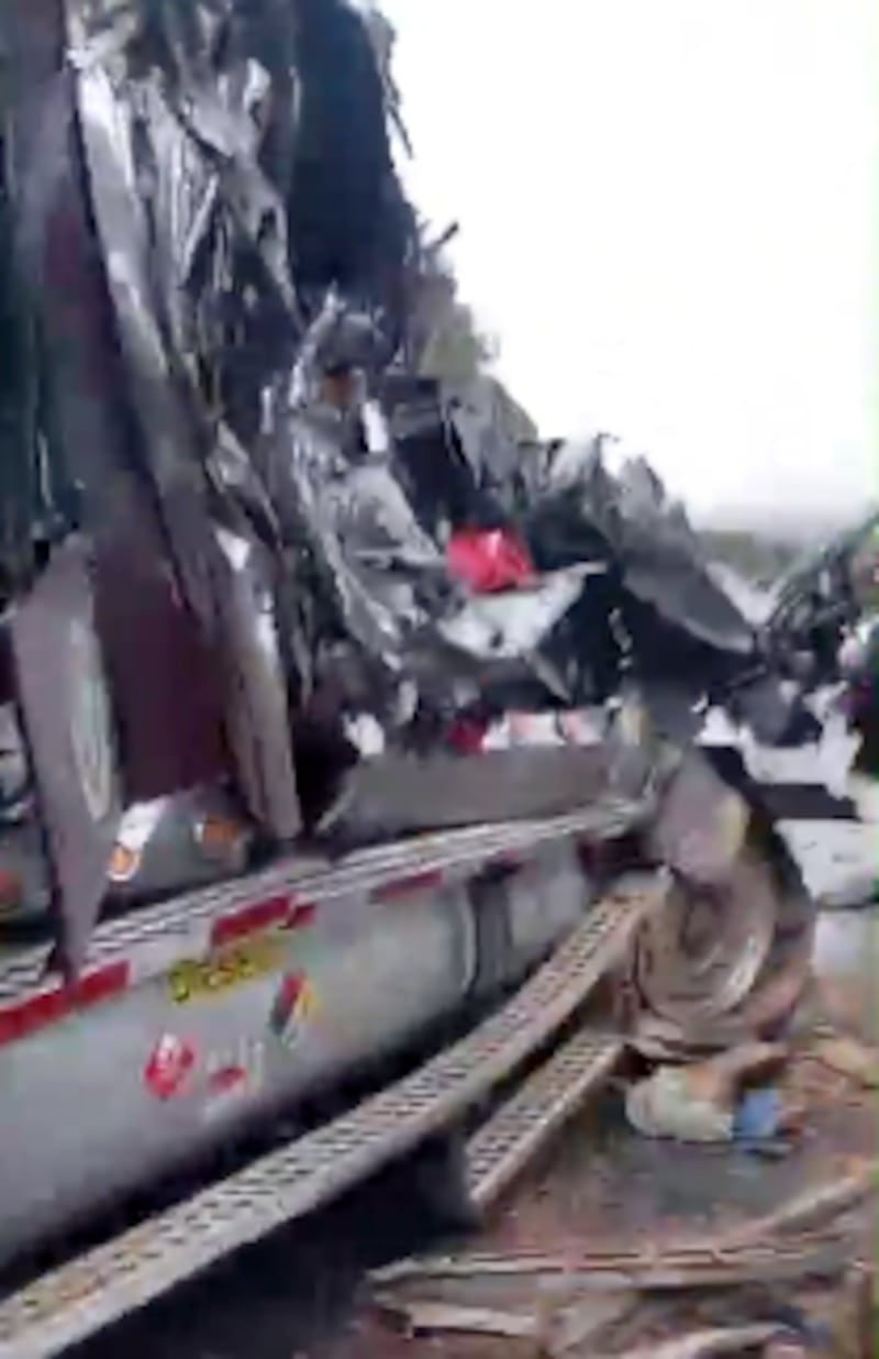 Accidente de tránsito entre bus de pasajeros y tráiler en Ppapallacta.