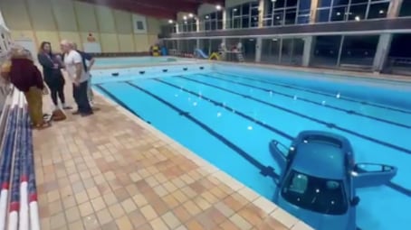 Auto cae en la piscina municipal de La Ciotat