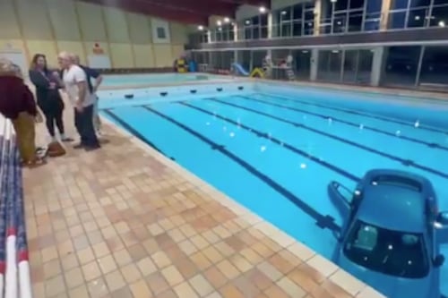 Insólito accidente: auto cae en piscina municipal en Francia