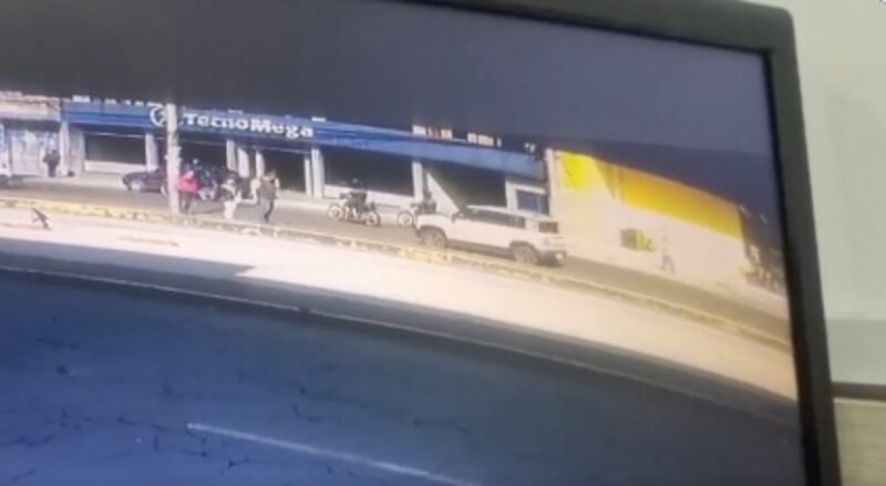 Tres policías motorizados llegaron al lugar y procedieron a interceptar primero a Christian Lara