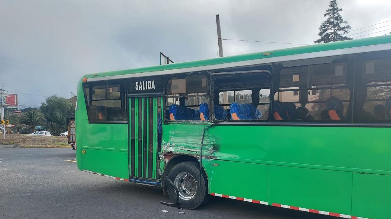 Cinco heridos tras el choque de dos buses en el redondel de Guayllabamba
