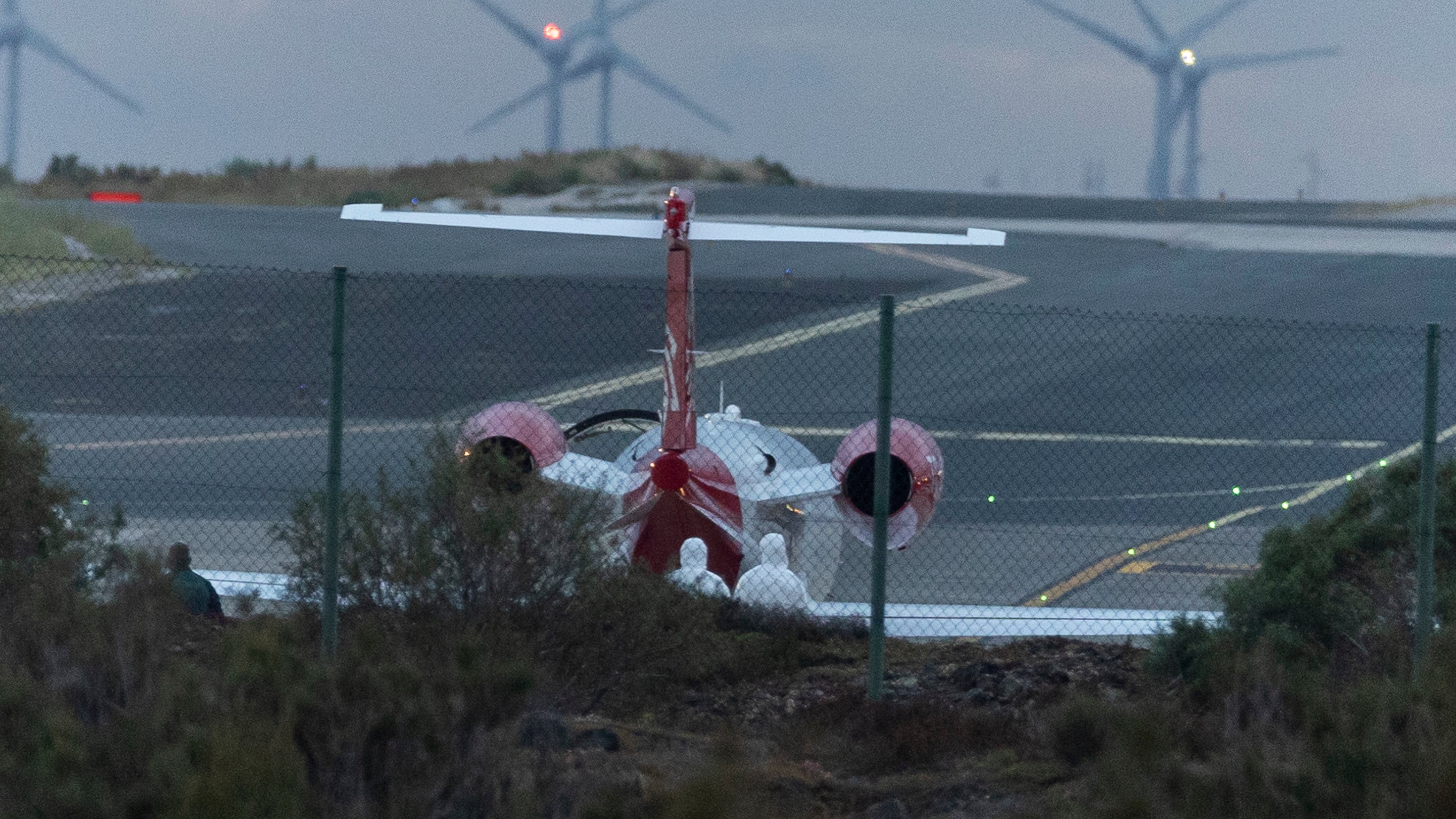 TELDE (GRAN CANARIA), 06/05/2026.- El avión ambulancia que traslada a dos personas contagiadas de hantavirus en el crucero MV Hondius desde Cabo Verde a Países Bajos y que tuvo que parar en Gran Canaria por un fallo eléctrico permanecerá en la pista del aeropuerto hasta la llegada de una nueva aeronave que completará el traslado. En la imagen, el avión este miércoles en el aeropuerto de Gran Canaria. EFE/ Quique Curbelo