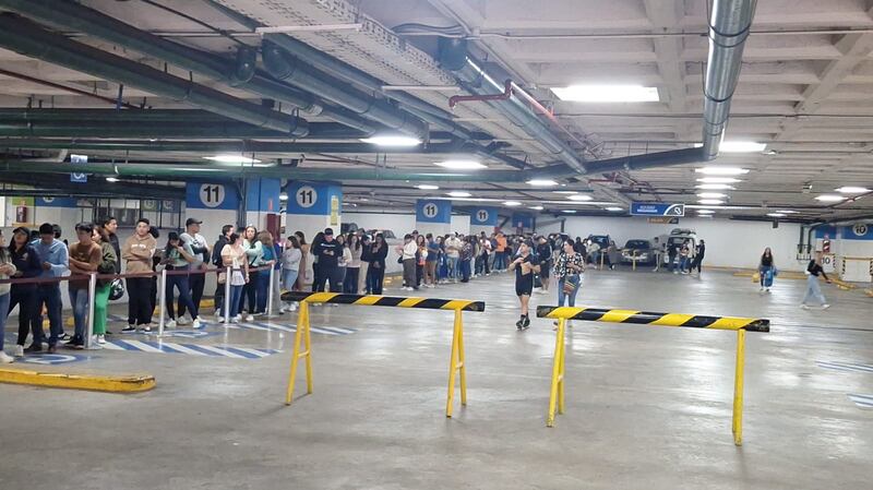 Largas filas para comprar entradas al concierto de Aventura en Quito