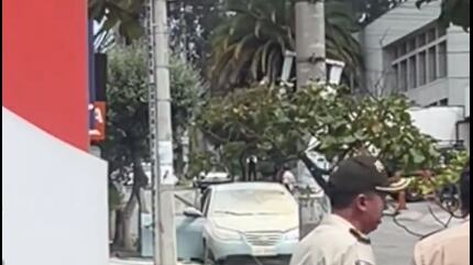 Incendiaron un vehículo cerca a una gasolinera en Monteserrín, norte de Quito