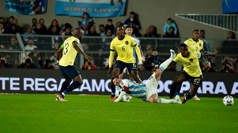 Duelo entre Moisés Caicedo y Lionel Messi