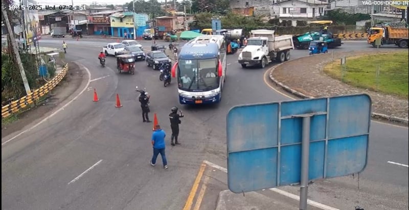 Explosión en el puente Churute provoca cierre vial en Guayas; se investigan posibles actos terroristas.