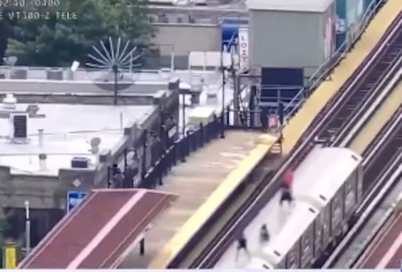 Tragedia en Nueva York: “subway surfing” cobra la vida de dos menores en Brooklyn.