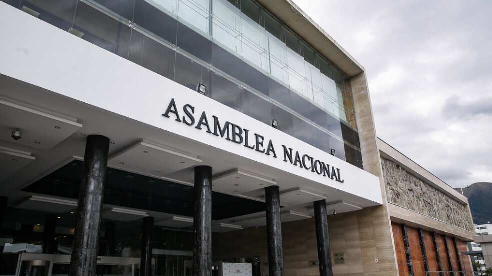 Una persona se quitó al interior de la Asamblea Nacional, en Quito.