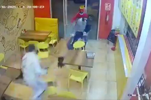 Cámara captó el violento secuestro de la dueña de un asadero de pollos en Daule, Guayas