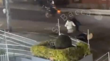 Hombre de 73 años fallece tras intentar defender a jóvenes de un robo - Fuente: Video de X