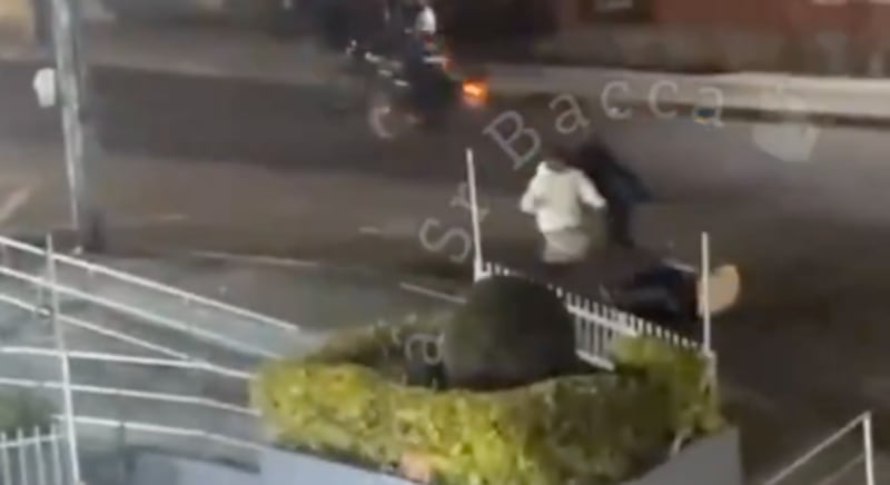 Hombre de 73 años fallece tras intentar defender a jóvenes de un robo - Fuente: Video de X