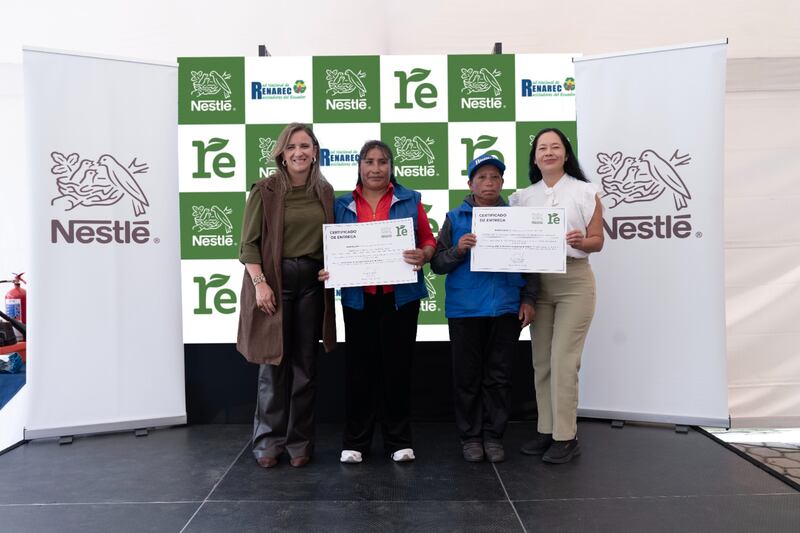 Mónica Jaramillo, Gerente de Asuntos Corporativos y CSV de Nestlé Ecuador; Elbia Pisuña, Presidenta de RENAREC; América Jácome, Recicladora de Base de RENAREC y Verónica Oña, Coordinadora de Seguridad, Salud y Ambiente de Nestlé Ecuador.