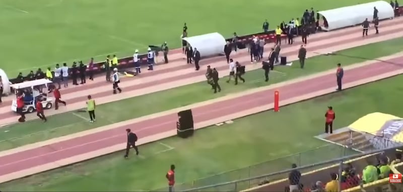 Enner Valencia saliendo en camilla del Atahualpa