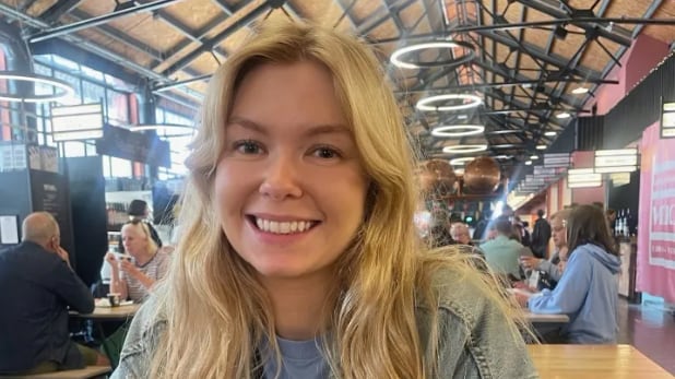 “Pensé que era gripe”: mujer joven casi muere por sepsis tras dolor de garganta