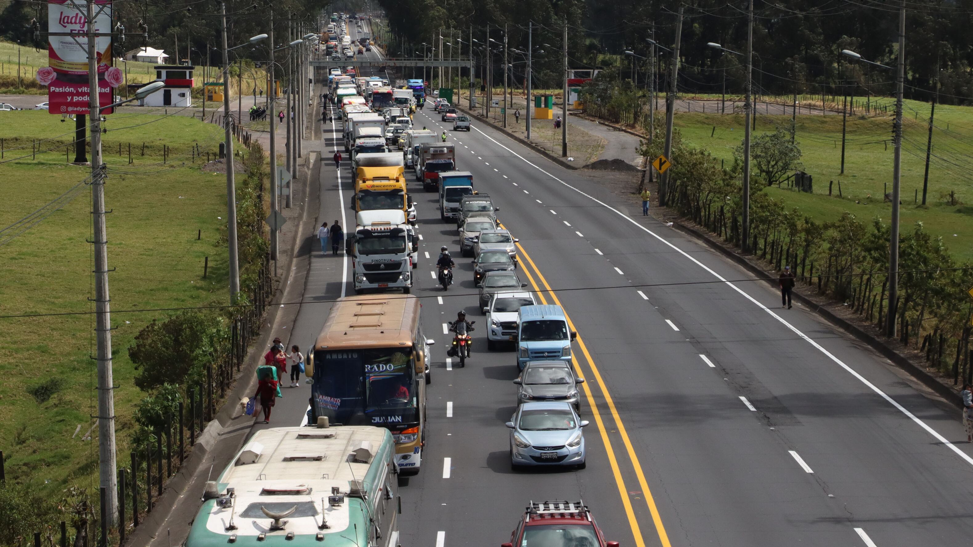 Quito, lunes 15 de septiembre del 2025
Paralización del transporte pesado luego de la eliminación del subsidio al diésel decretado por el Gobierno Nacional, en el sector de Aloag, en la E35.
Fotos :API /Rolando Enríquez