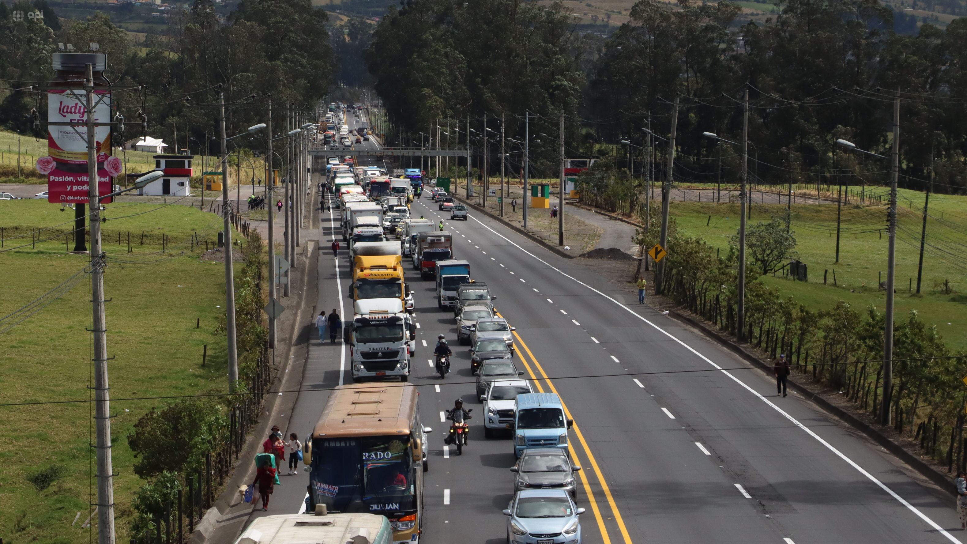 Quito, lunes 15 de septiembre del 2025
Paralización del transporte pesado luego de la eliminación del subsidio al diésel decretado por el Gobierno Nacional, en el sector de Aloag, en la E35.
Fotos :API /Rolando Enríquez