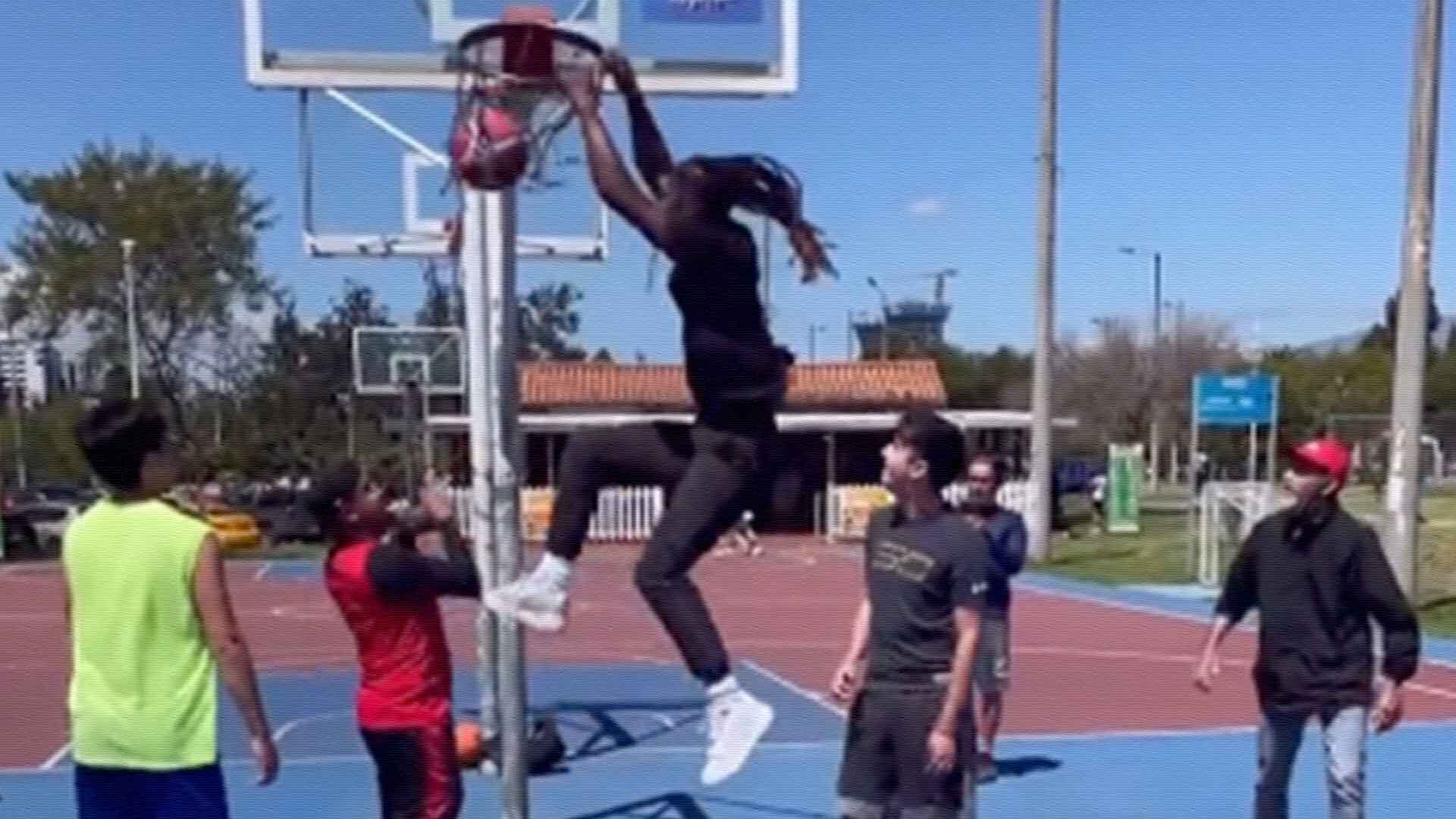 Jimmy Butler está de visita por Quito y apareció en el parque La Carolina