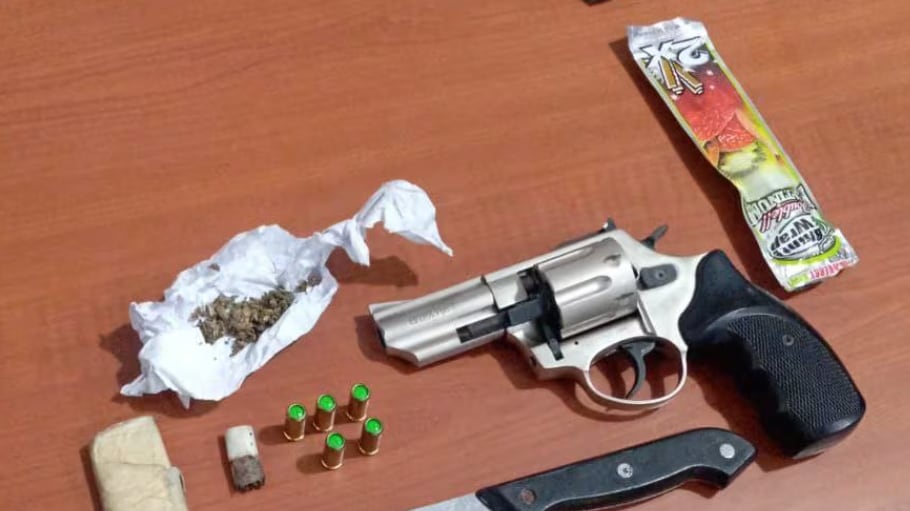 Manta: Así descubrieron a estudiante de 16 años que llevaba revólver, cuchillo y droga en su mochila