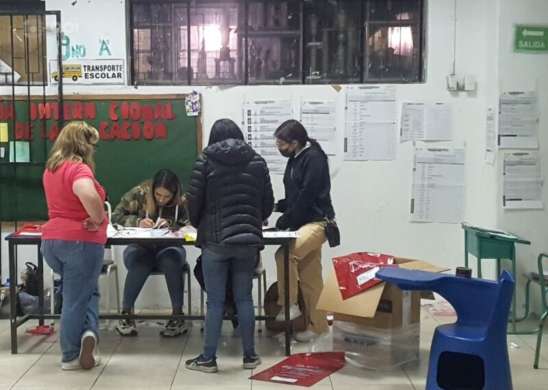 Imagen de integrantes de una junta receptora del voto y coordinadores del CNE