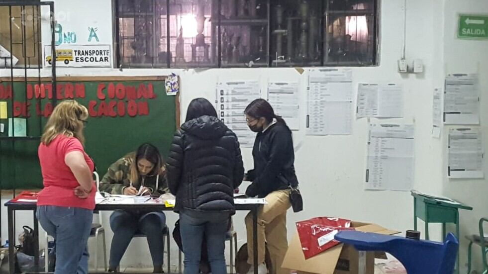 Imagen de integrantes de una junta receptora del voto y coordinadores del CNE