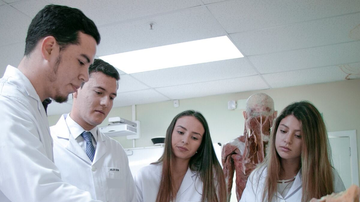 Formación de médicos de la UIDE