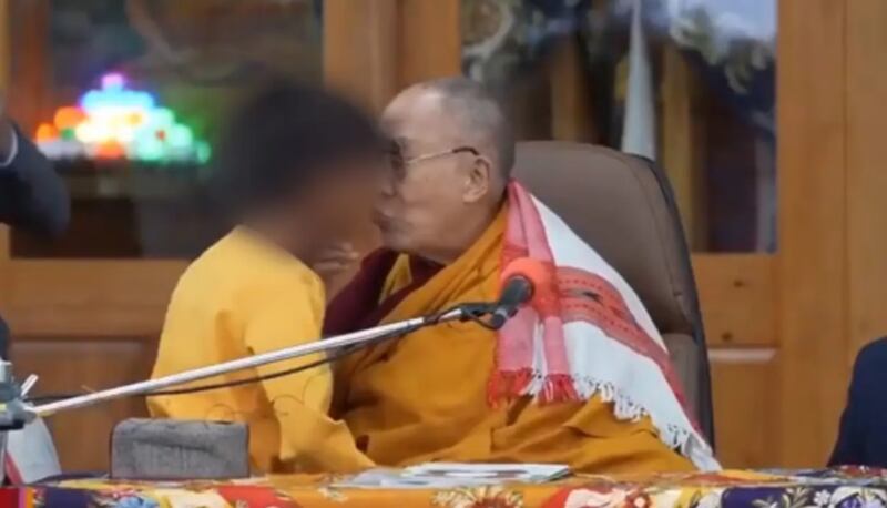 Dalái Lama en el momento que le pide un joven que le "chupe la lengua".