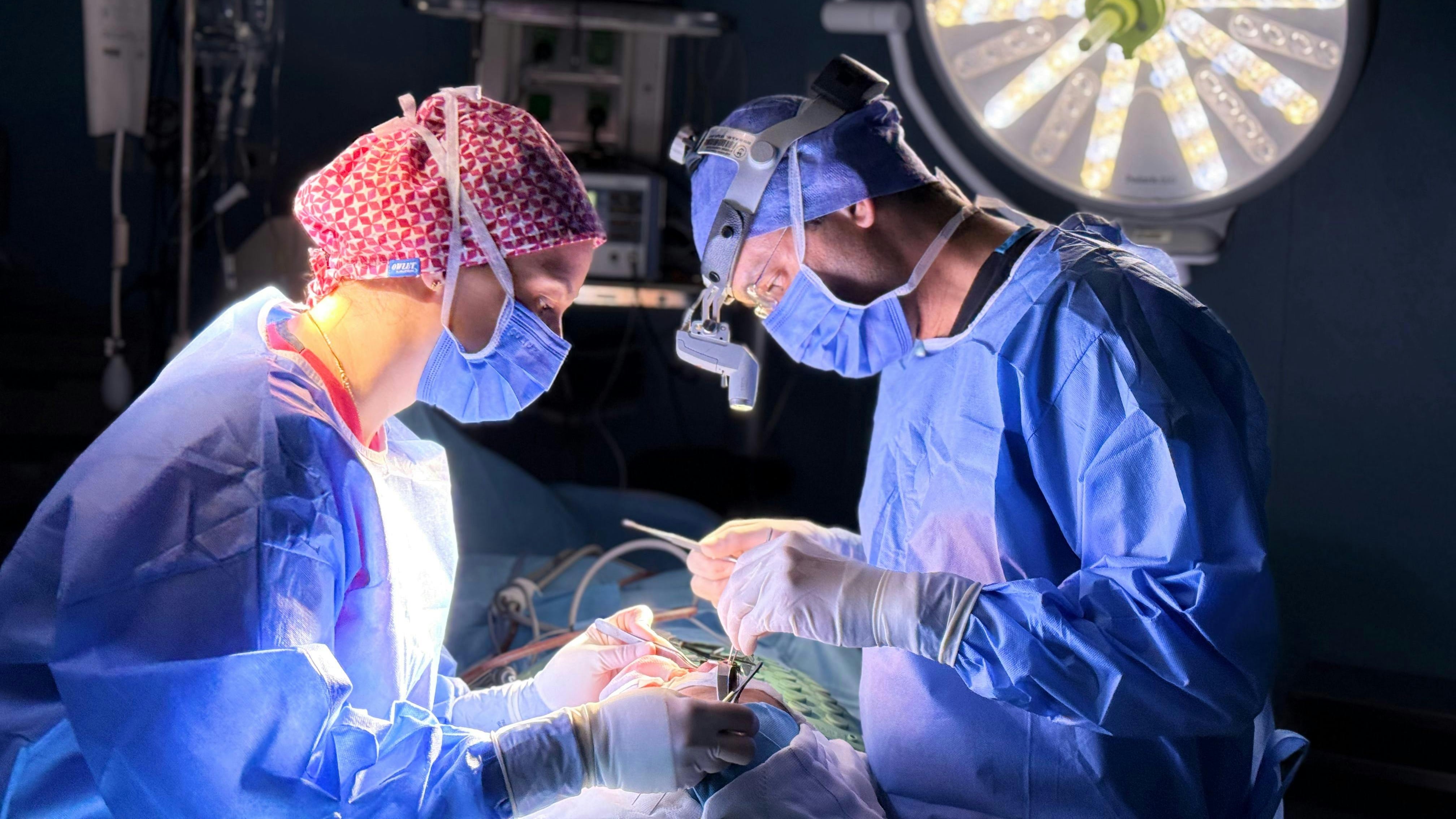 Habla madre del niño que murió porque el médico se distrajo con su celular en la cirugía