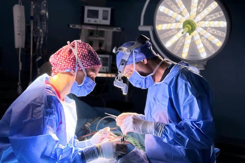 Habla madre del niño que murió porque el médico se distrajo con su celular en la cirugía