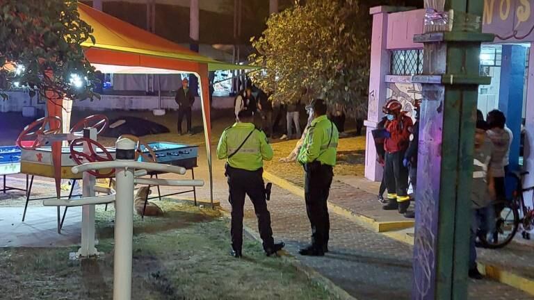 Un hombre fue asesinado mientras jugaba futbolín en la plaza cívica de Carapungo: Esto se sabe del sicariato en el norte de Quito