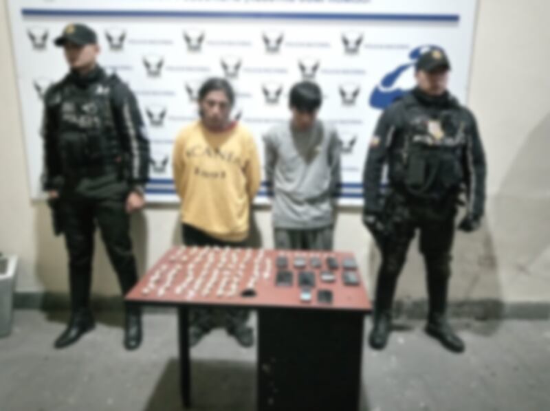 Una mujer con su hija en manos intentó lanzarse de un puente en el centro de Quito