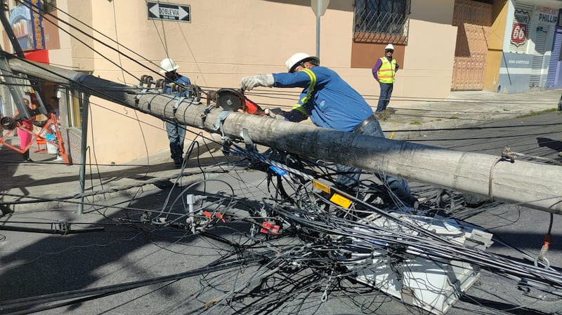 Bus se chocó y se llevó un poste eléctrico en San José del Inca, norte de Quito