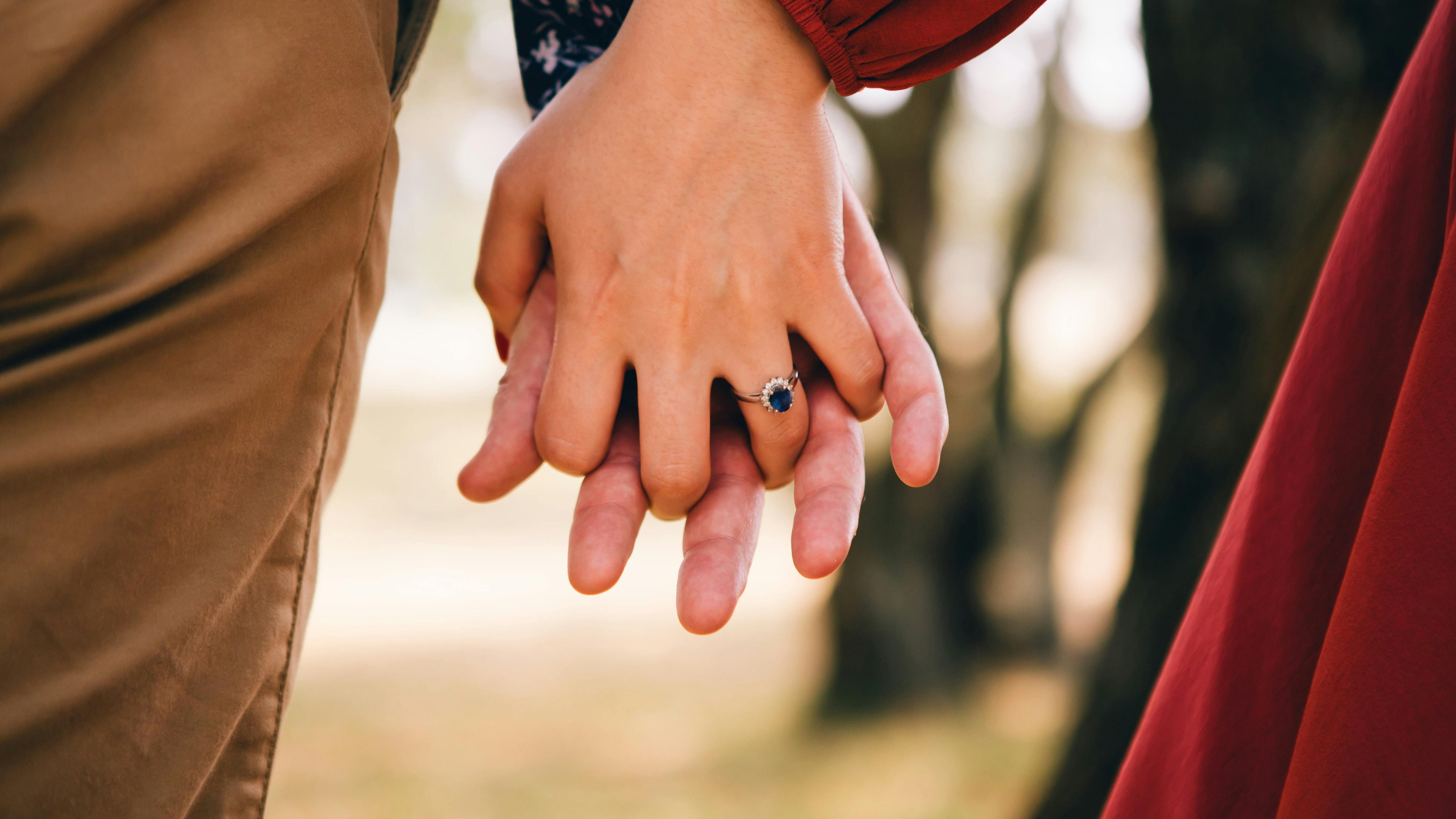 Mujer asegura que no le molesta que su novio tenga relaciones con otros hombres; dice que es “heterosexual”