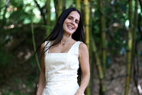 El romance textil del Cerro Paraíso: Mariana Burgos y su moda con raíces de bosque seco