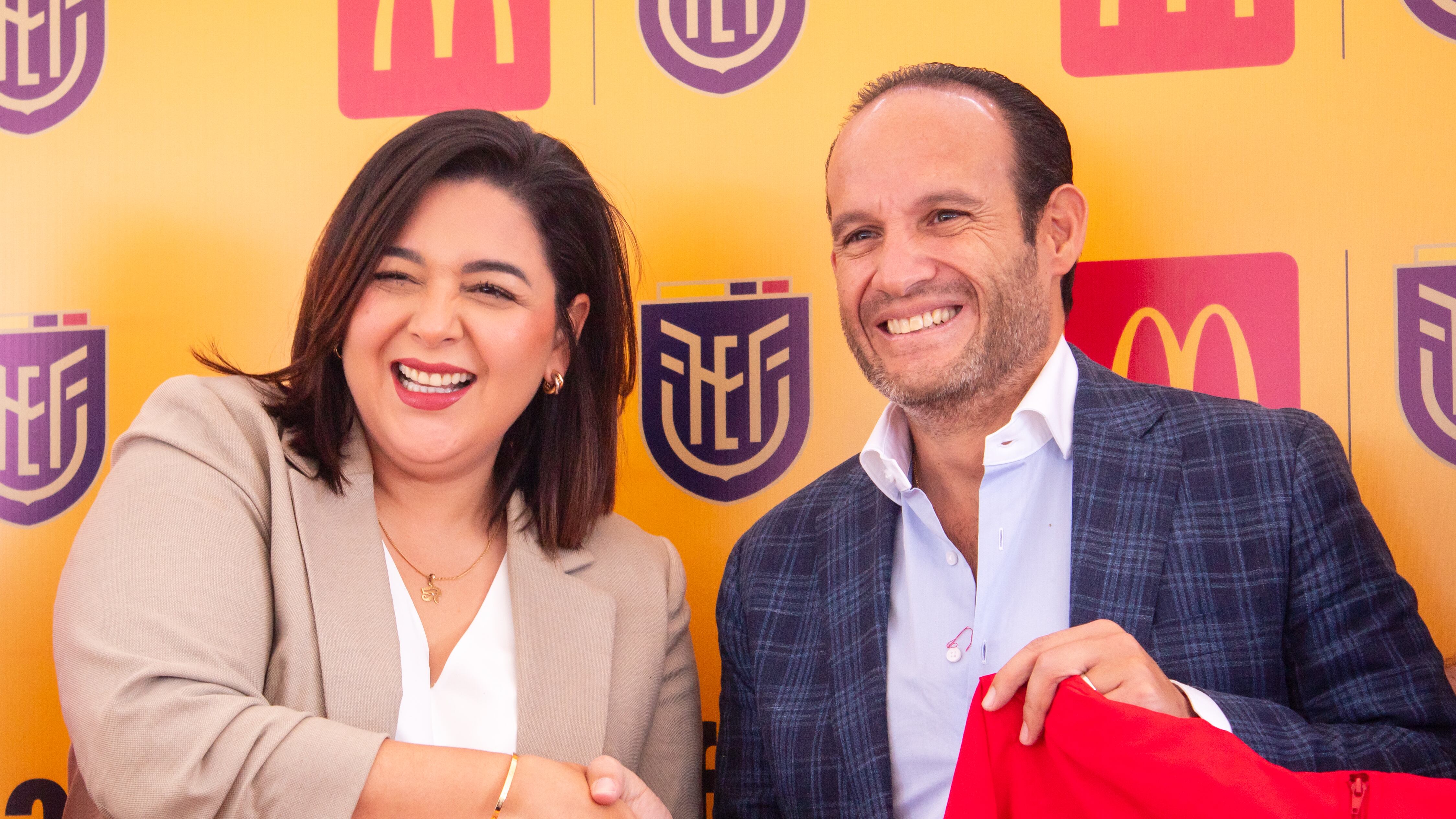Gina Castagneto, directora general de Arcos Dorados Ecuador, y Francisco Egas titular de la FEF